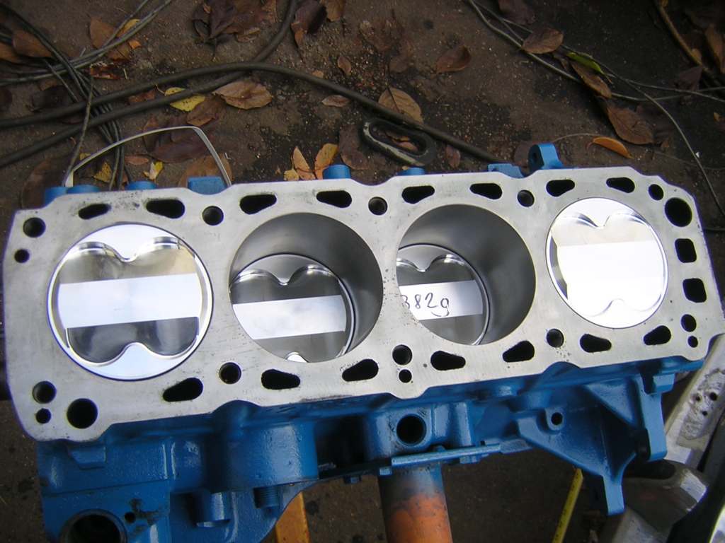 gal/Cosworth_YB_Normal_Aspirated/Styles_Cosworth_block_and_Pistons04.JPG