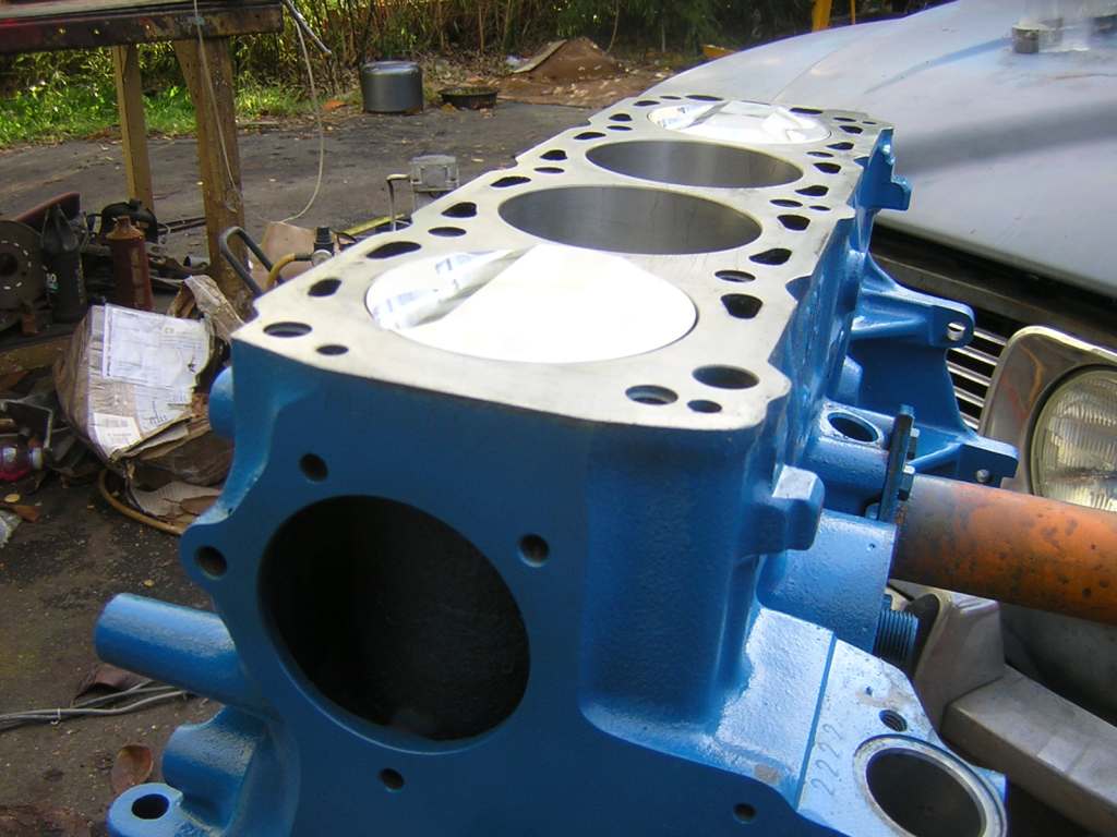 Styles_Cosworth_block_and_Pistons05.JPG